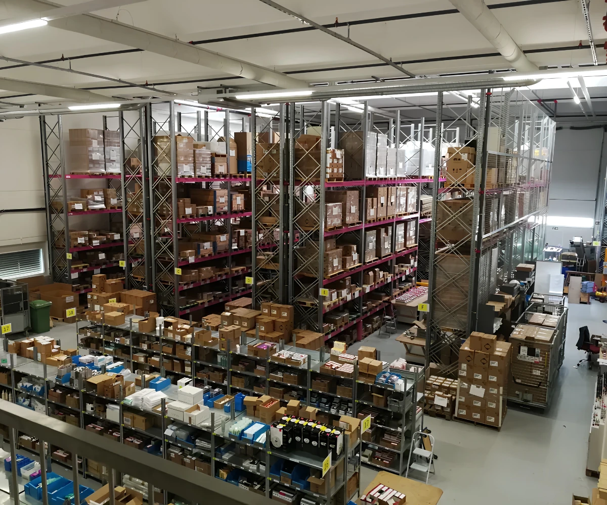 Entrepôt de stockage Bloom à Sierre, racks à palettes